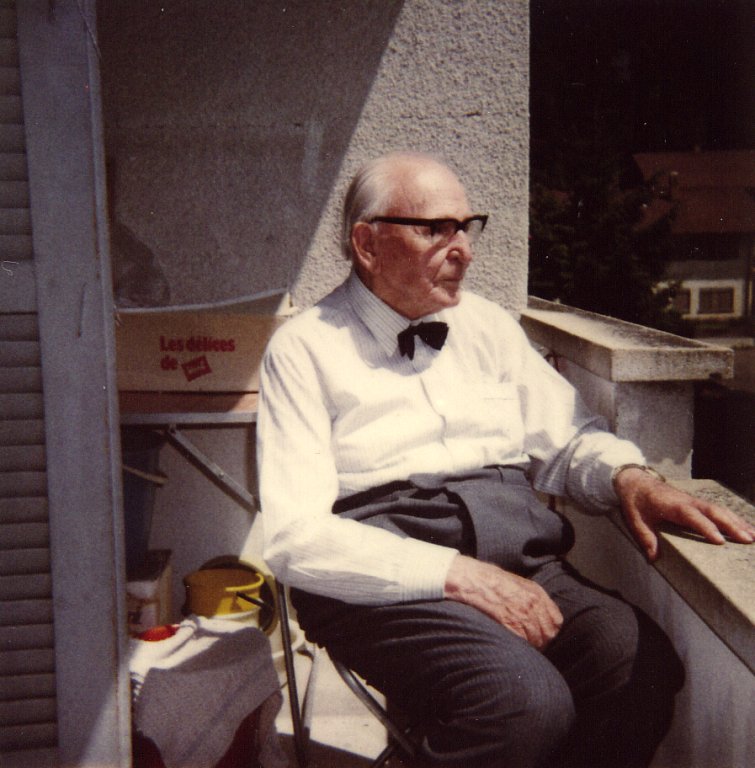 Albert von Péterffy auf dem Balkon seiner Wohnung in Steffisburg (1991)
