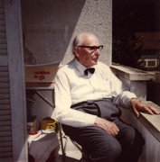 Albert von Péterffy auf dem Balkon seiner Wohnung in Steffisburg (1991)