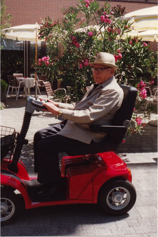 Albert von Péterffy auf seinem Elektromobil (1993)